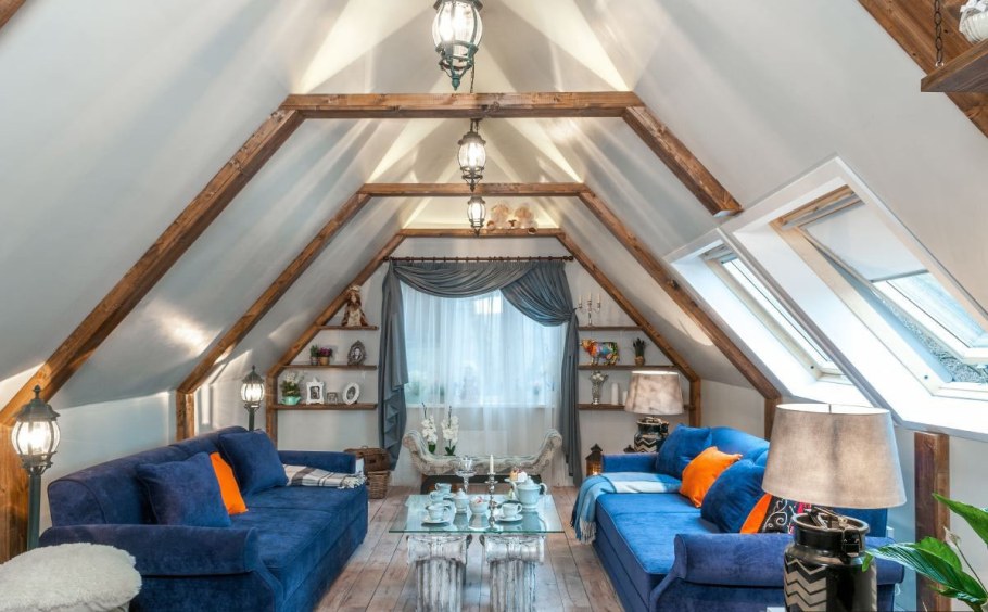 Спальня на чердаке на даче