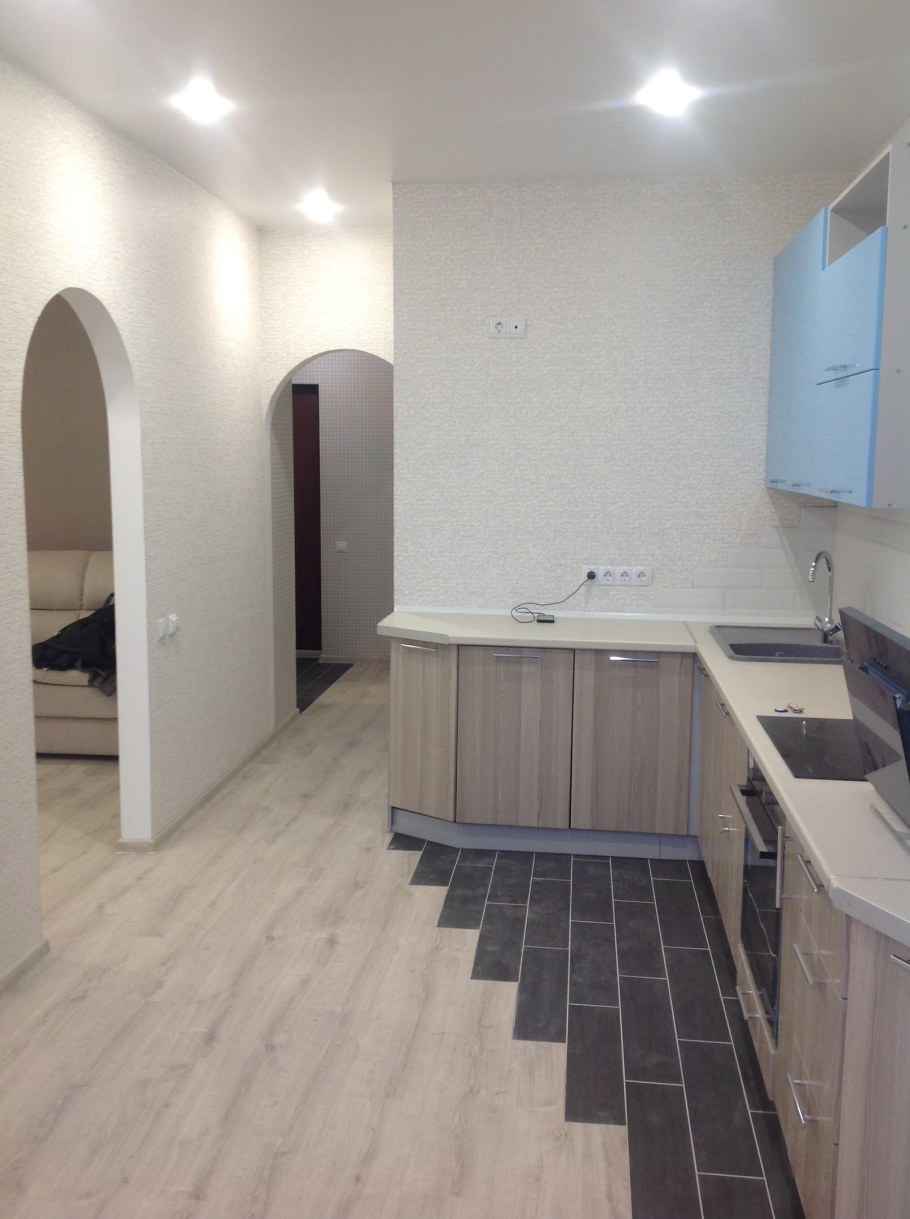 Стена из ламината в прихожей в хрущевке