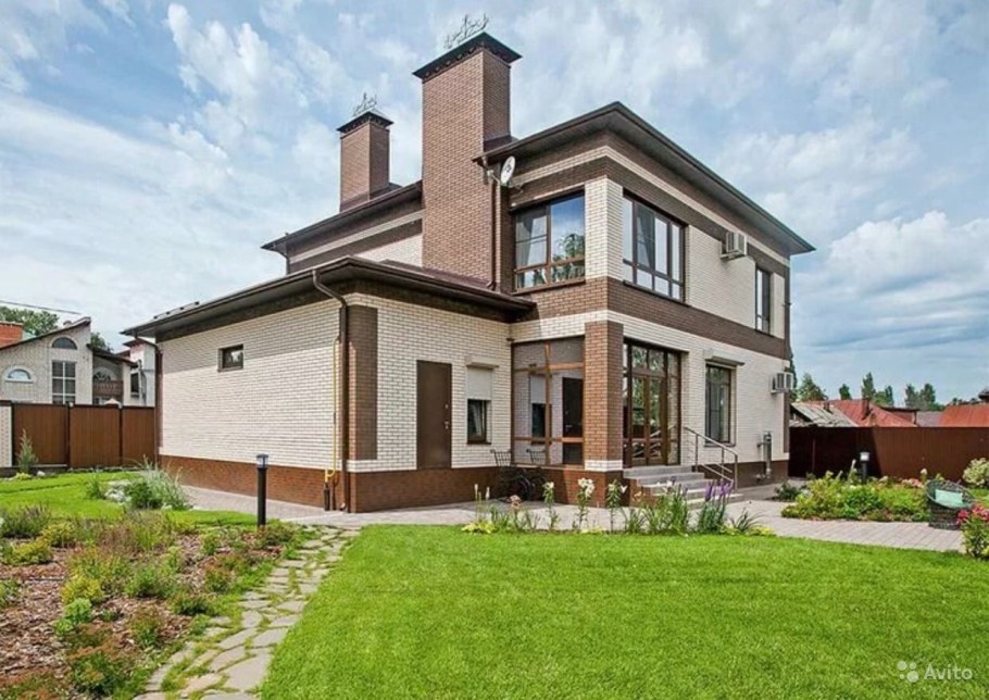 Фасады коттеджей из кирпича