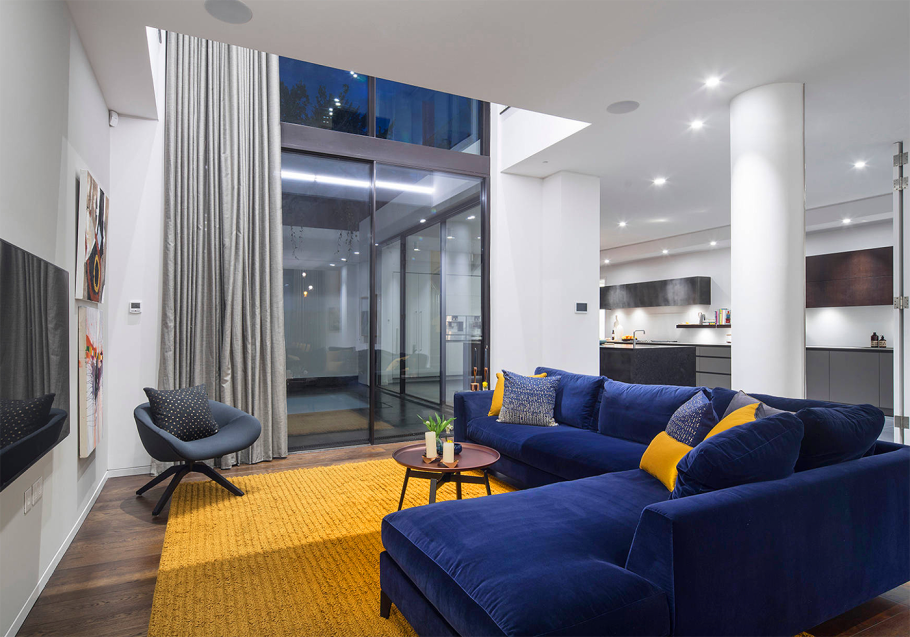 Синий диван в интерьере гостиной