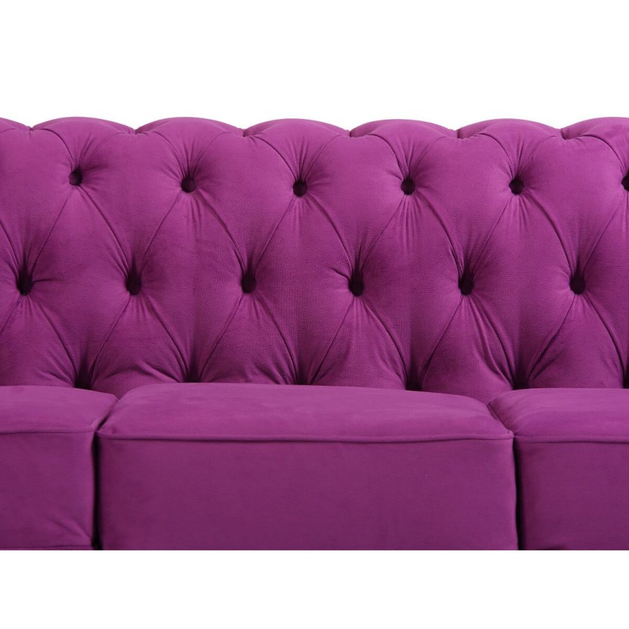 Розовый трехместный диван