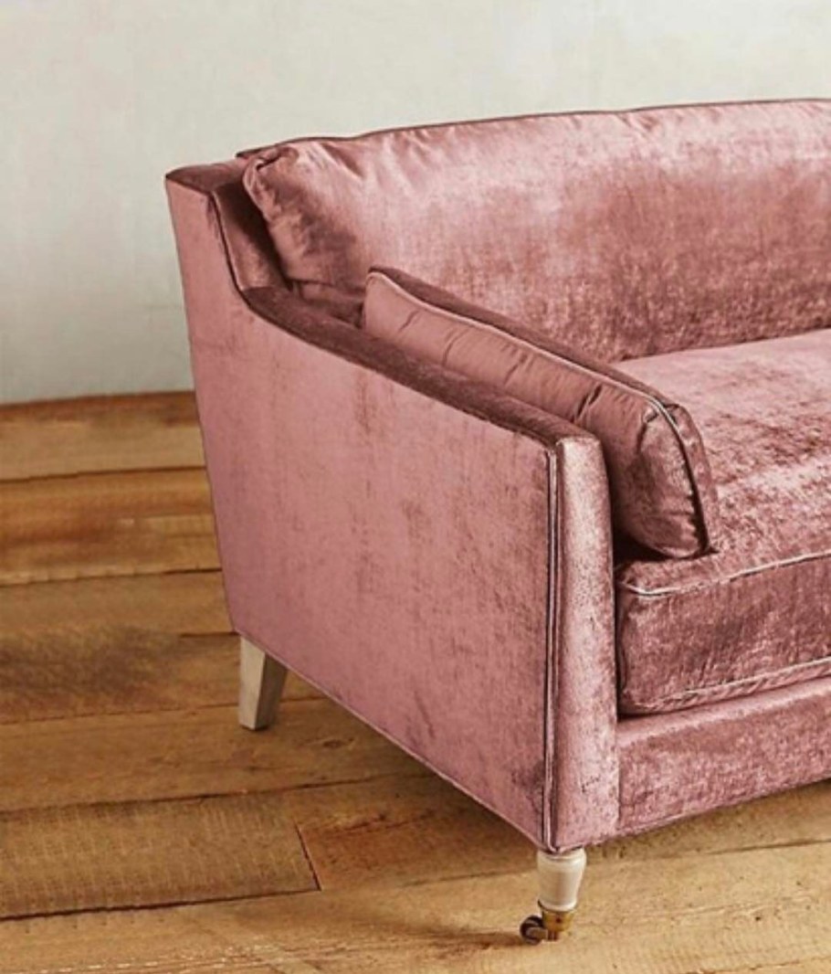 Нежно розовый диван