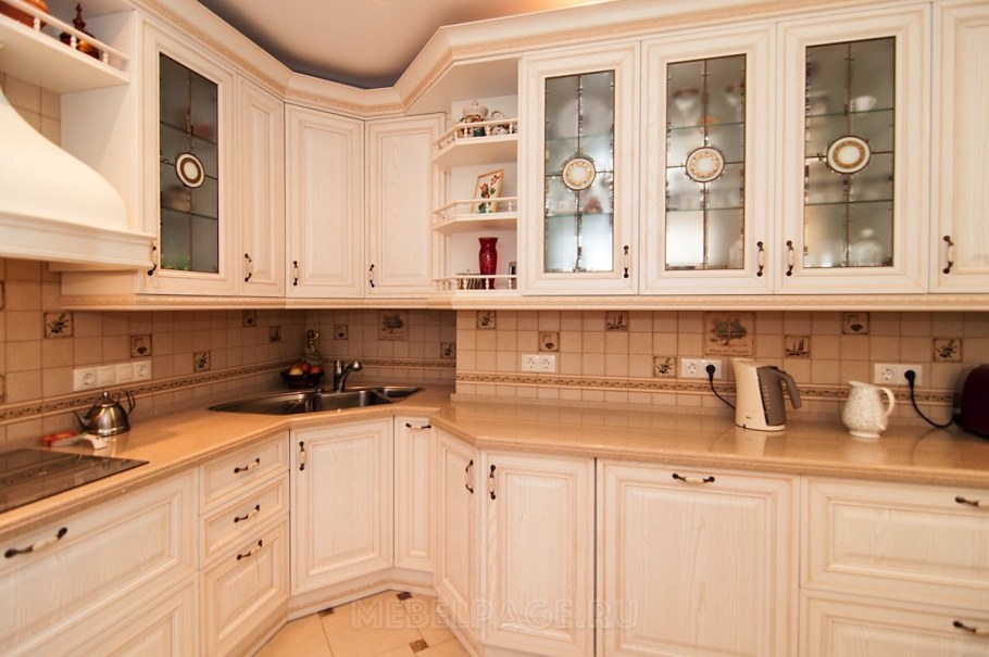 Кухня беж патина классика угловая