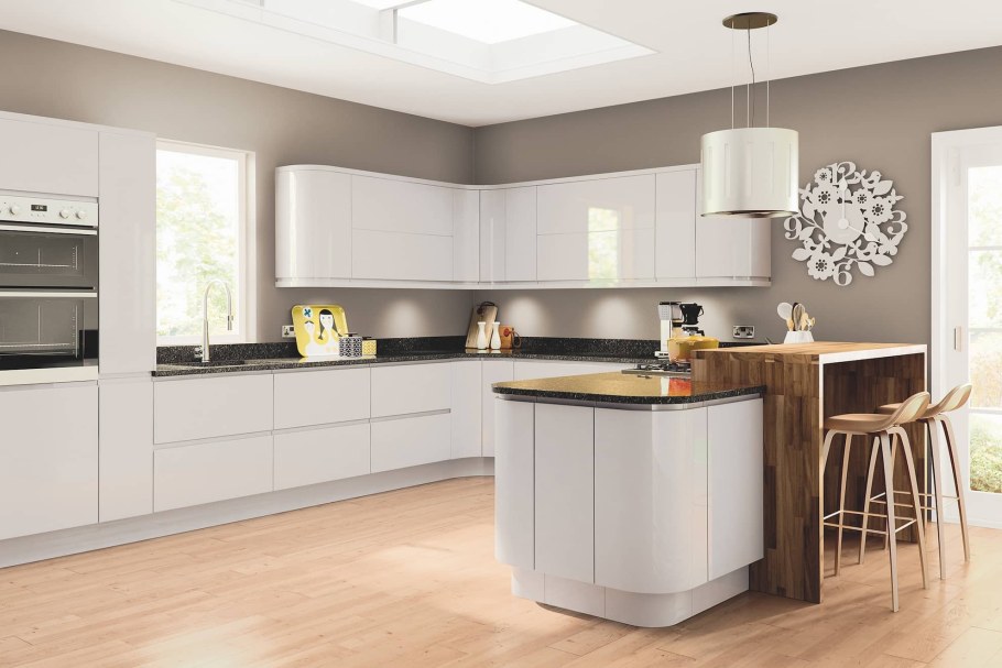 Маленькая классическая кухня в светлых тонах