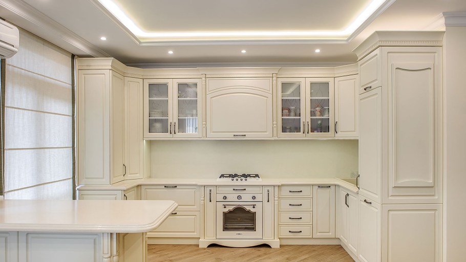 Большая светлая кухня