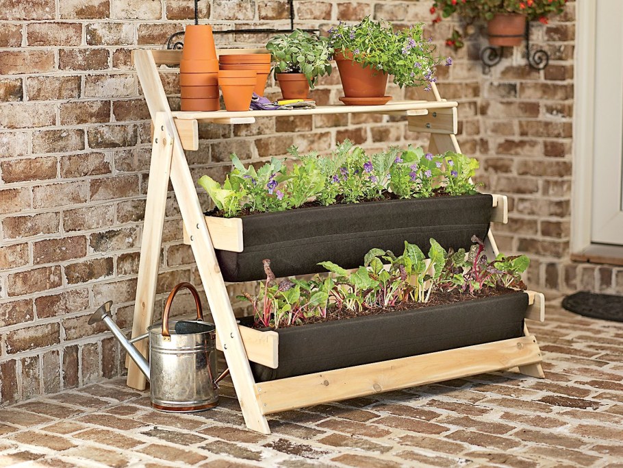 Высокая клумба из камня