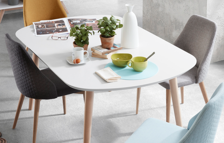 Обеденный стол в стиле Сканди