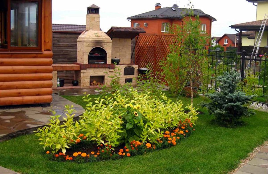 Клумба перед беседкой