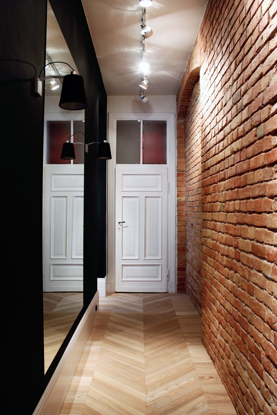 Кирпич в коридоре