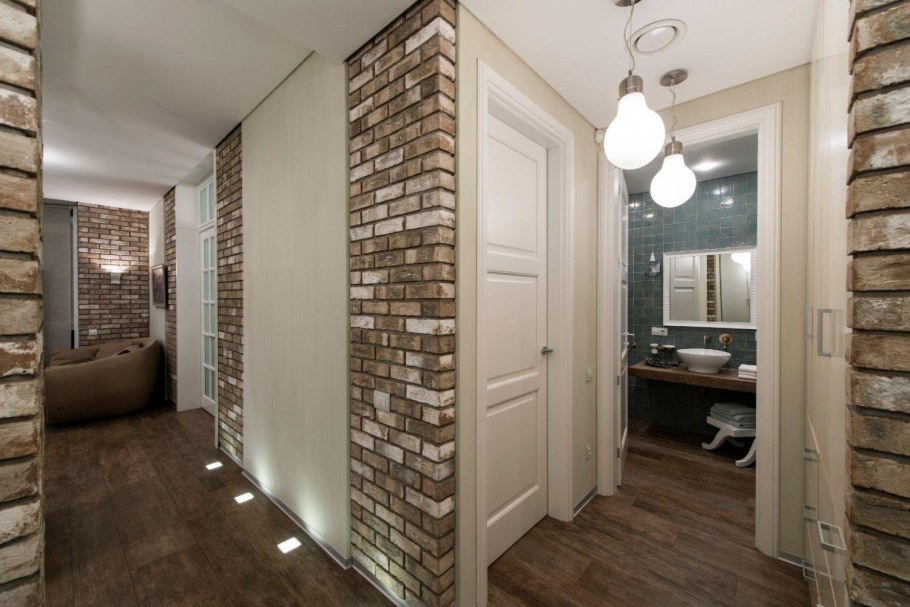 Кирпич в интерьере прихожей