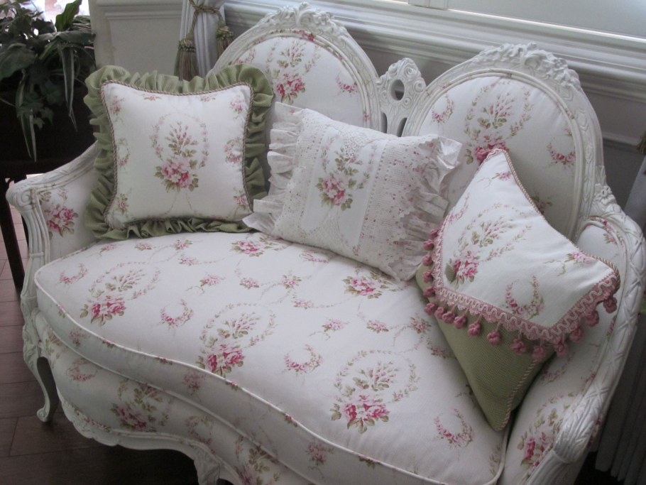 Диван в стиле шебби Шик