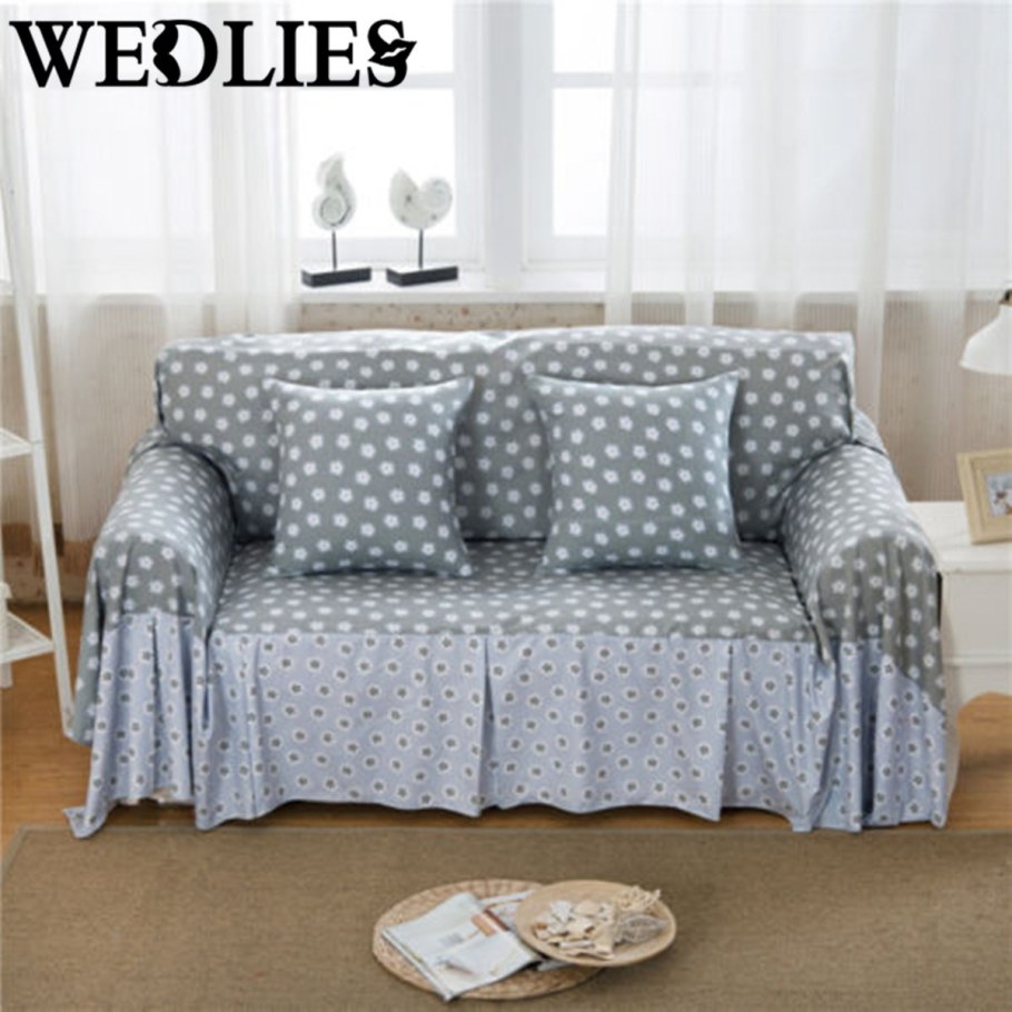 Диван в цветочек в интерьере