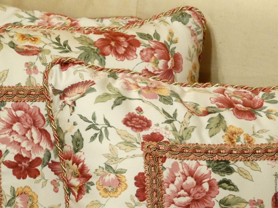 Диван в полоску