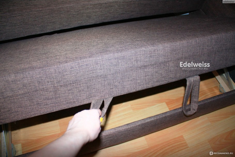 Черный диван из кастинга