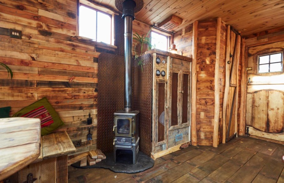 Отреставрировать дачный домик