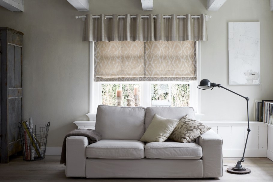 Шторы над диваном