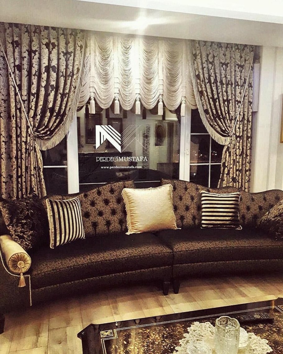 Шторы за диваном