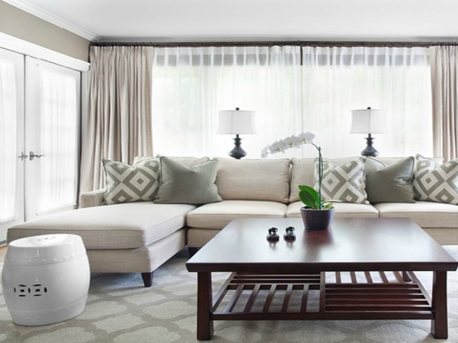Шторы в гостиной с серым диваном