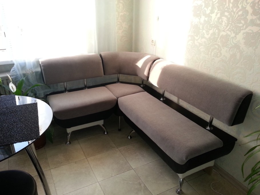 Угловой диван на кухню