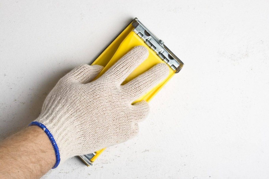 Для ошкуривания стен после шпаклевки инструмент