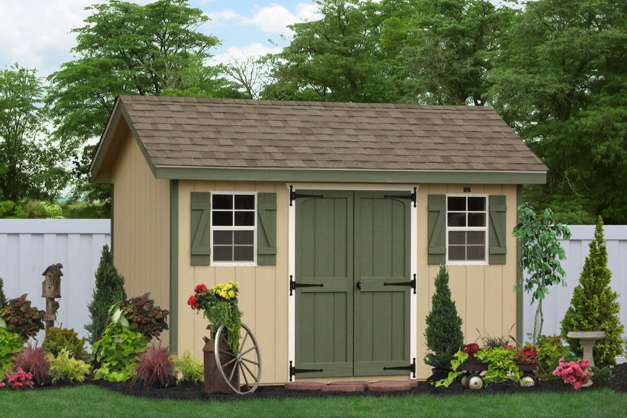 Красивый деревянный сарай