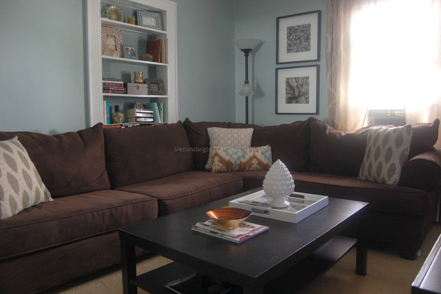 Серо-коричневый диван в интерьере