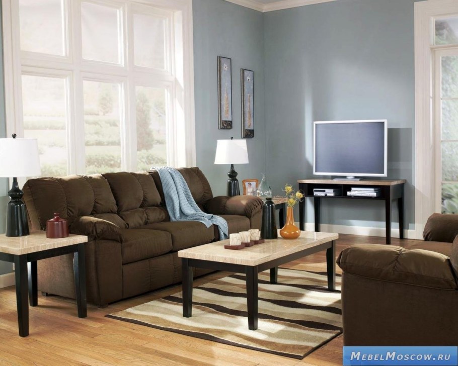Серый диван и коричневая мебель