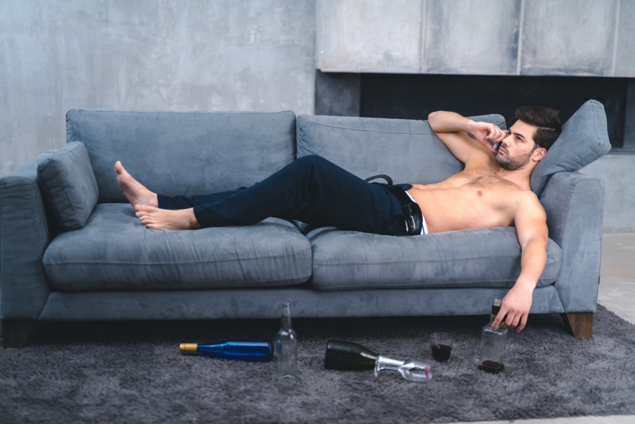 Мужик лежит на диване