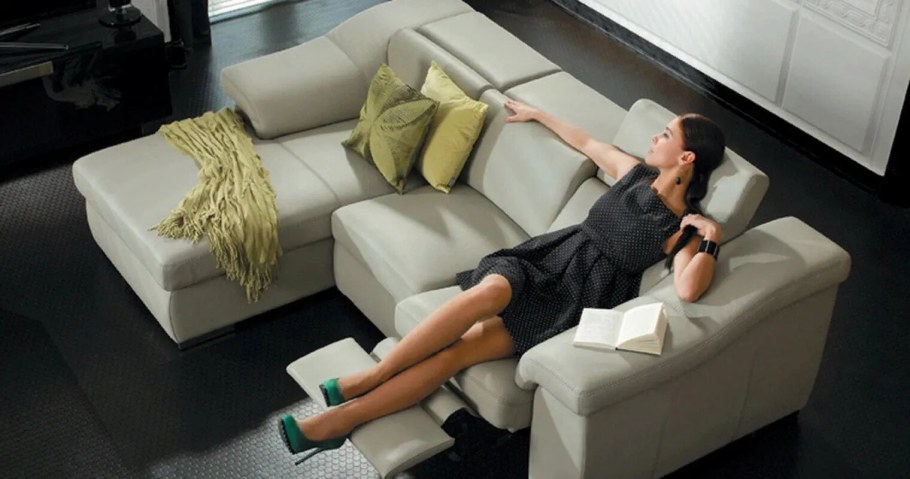 Удобный диван с девушкой