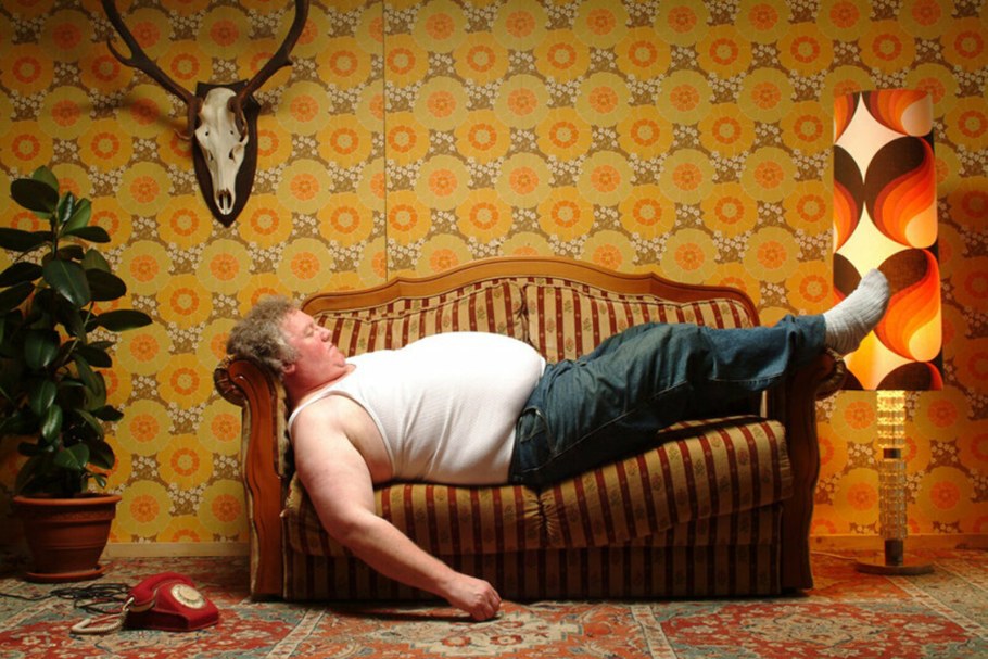 Мужчина на диване