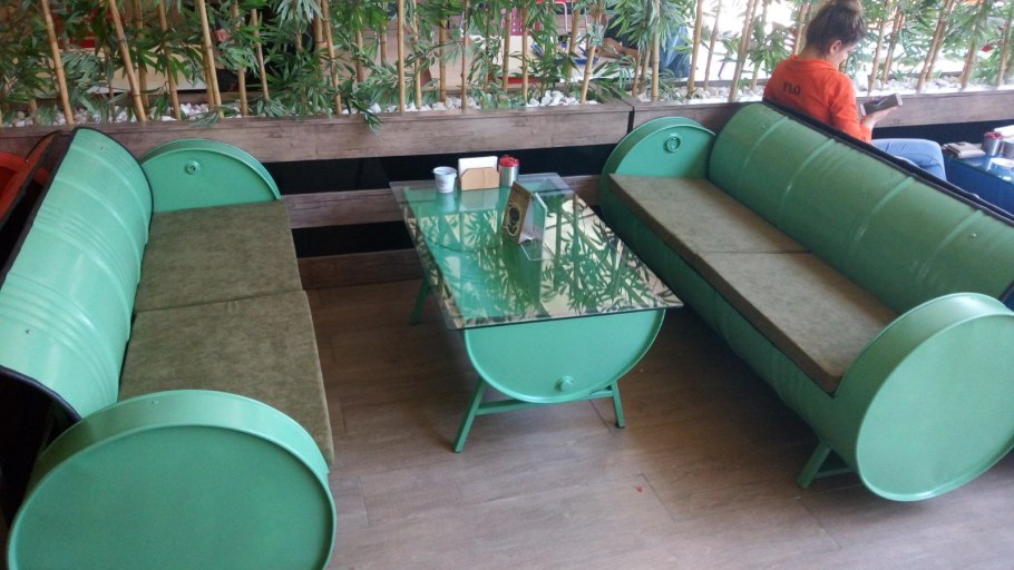 Диван из бочек