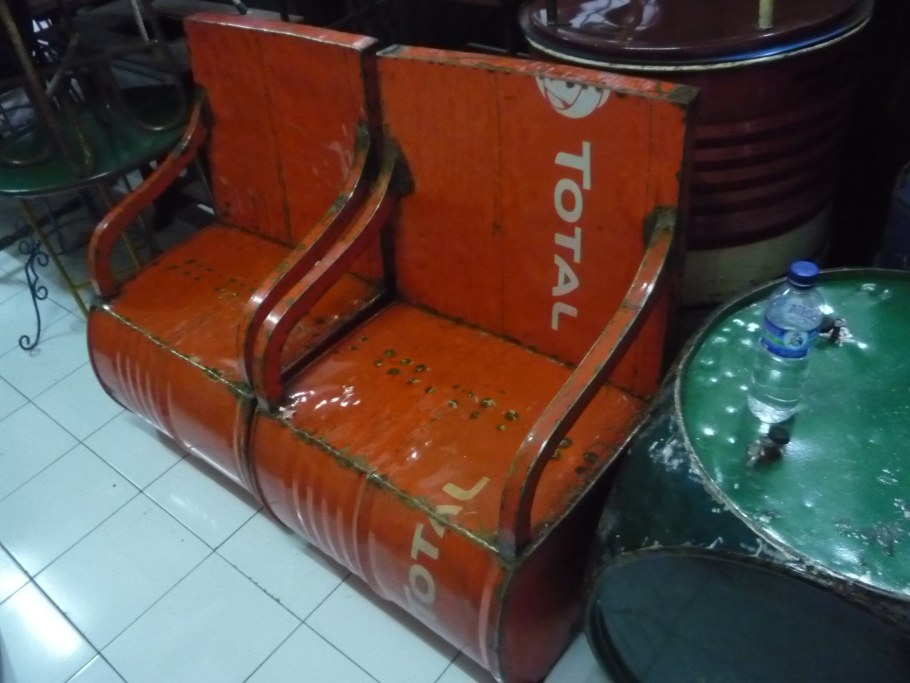 Кресло из бочки деревянной