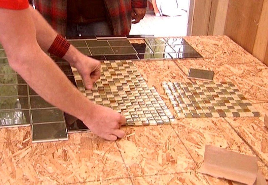 Класть плитку