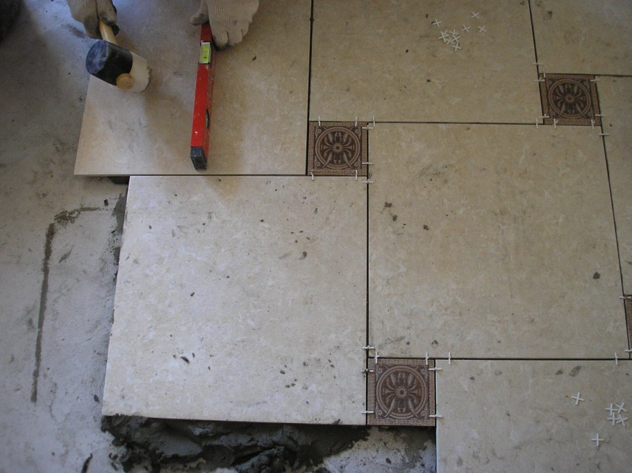 Клеящая плитка на пол