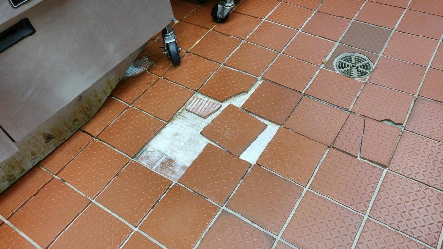 Укладка ПВХ плитки на пол