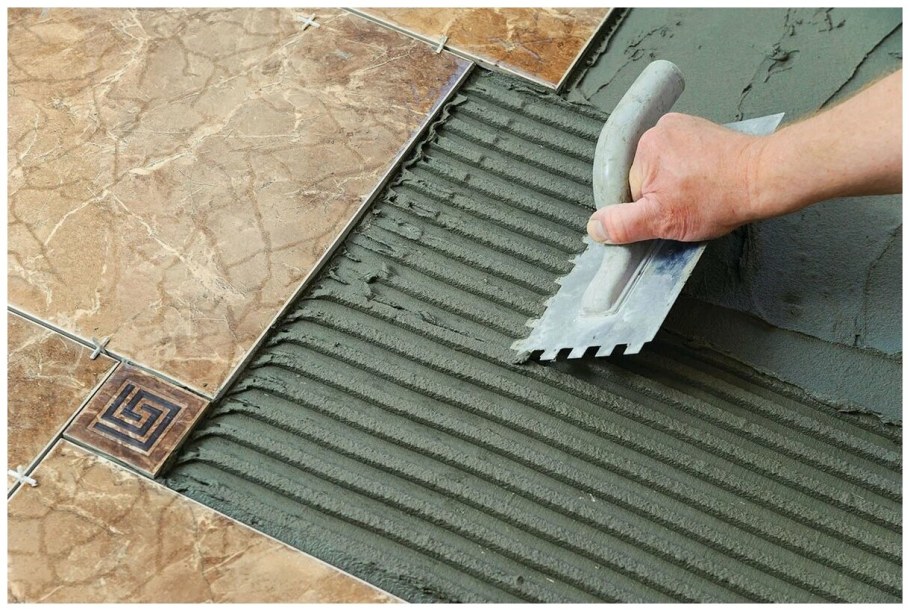 Старая плитка в ванной на полу