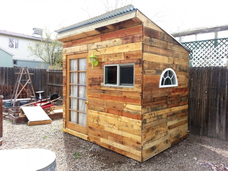 Дачный домик из поддонов