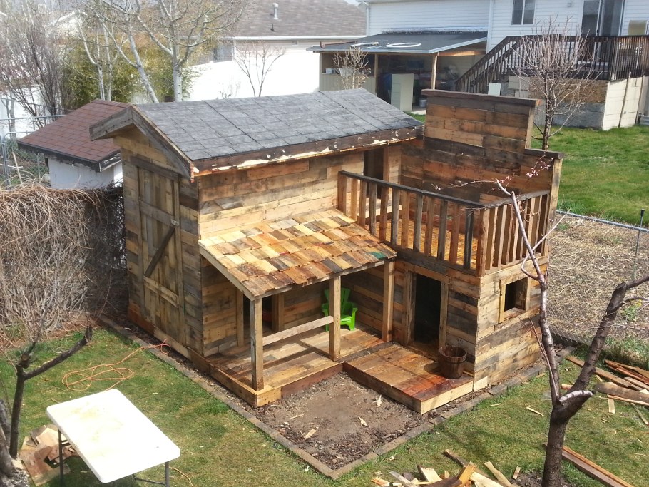 Садовый домик из поддонов