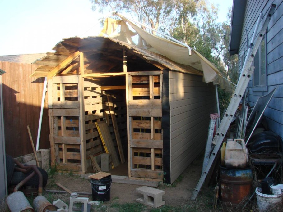 Гараж из поддонов