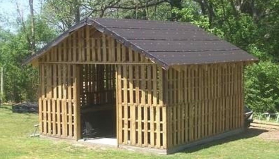 Деревянная дровница в баню