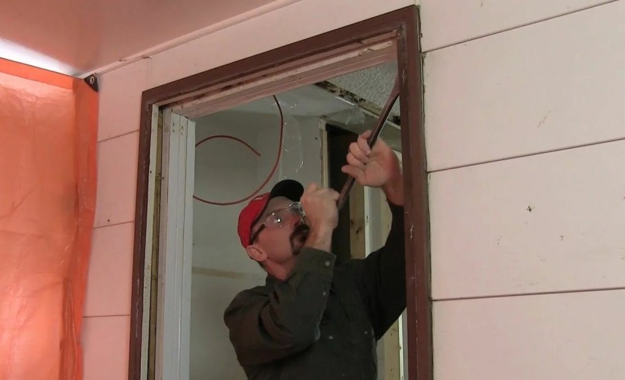 Монтаж дверного замка