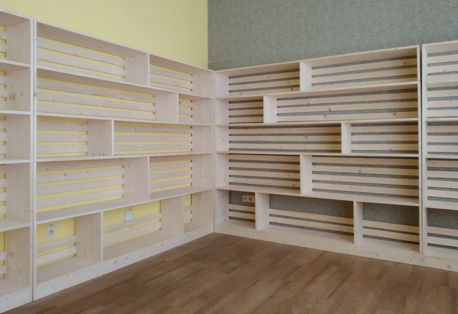 Стеллажи из дерева для магазина