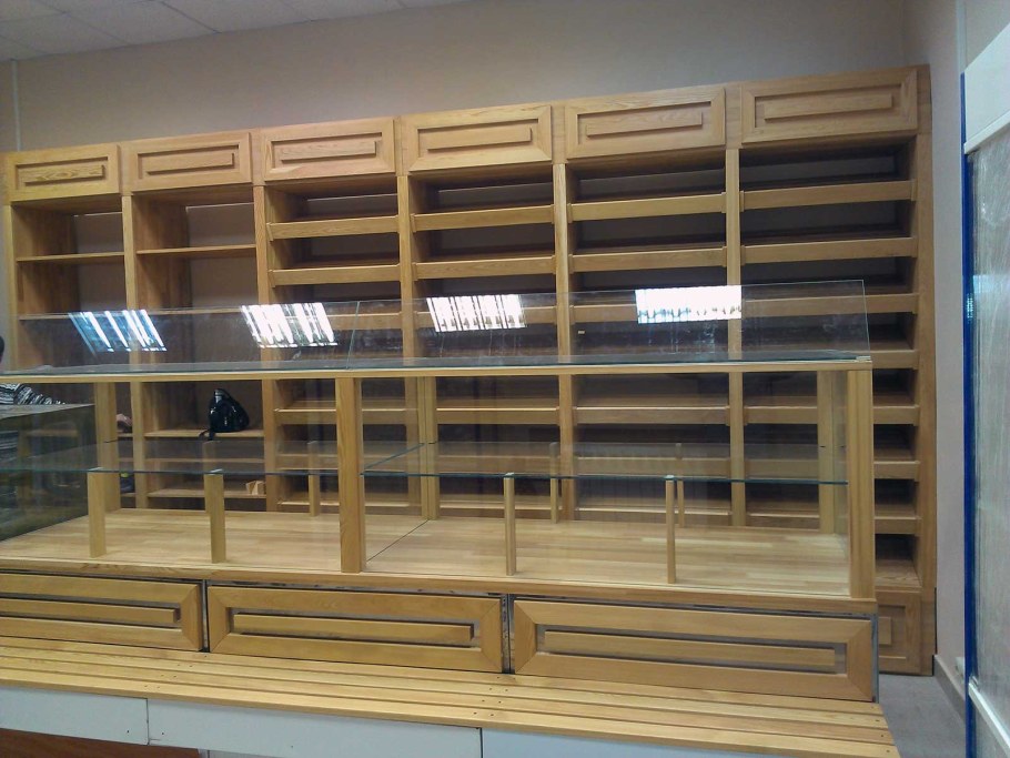 Витрина деревянная