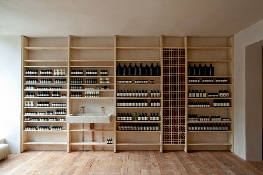 Деревянные стеллажи для косметики