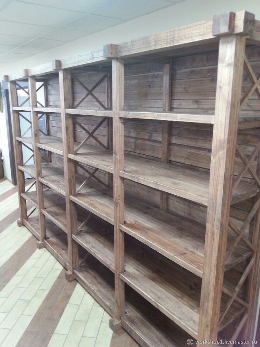 Стеллаж из деревянных брусков