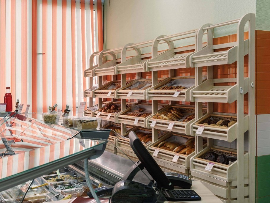 Деревянные стеллажи в торговом зале