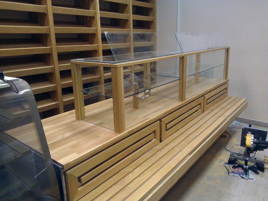 Витрина деревянная