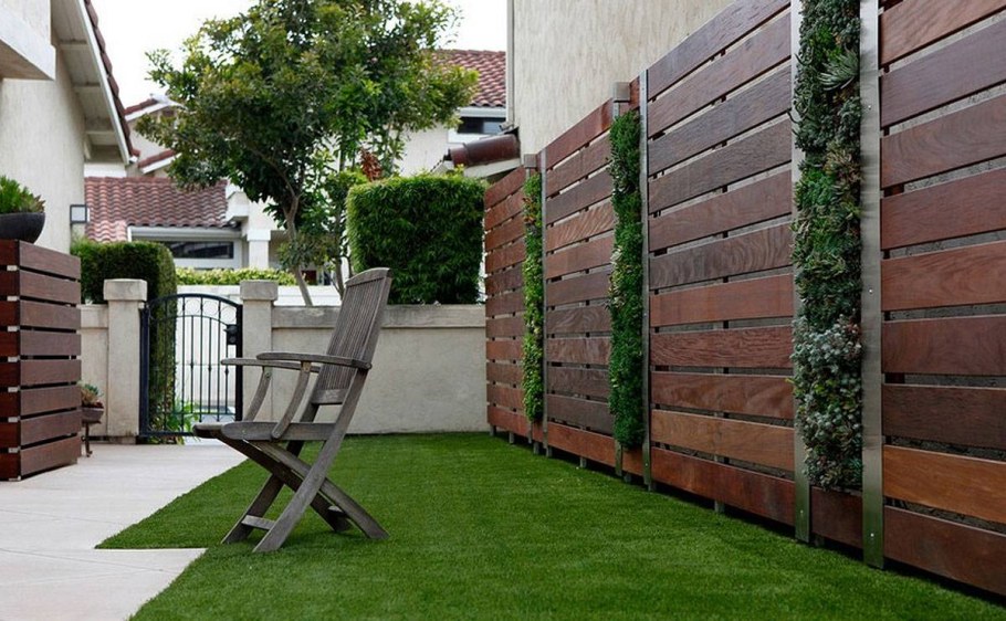 Пергола между домом и забором