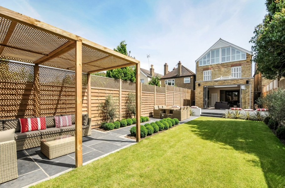 Забор от соседей на даче