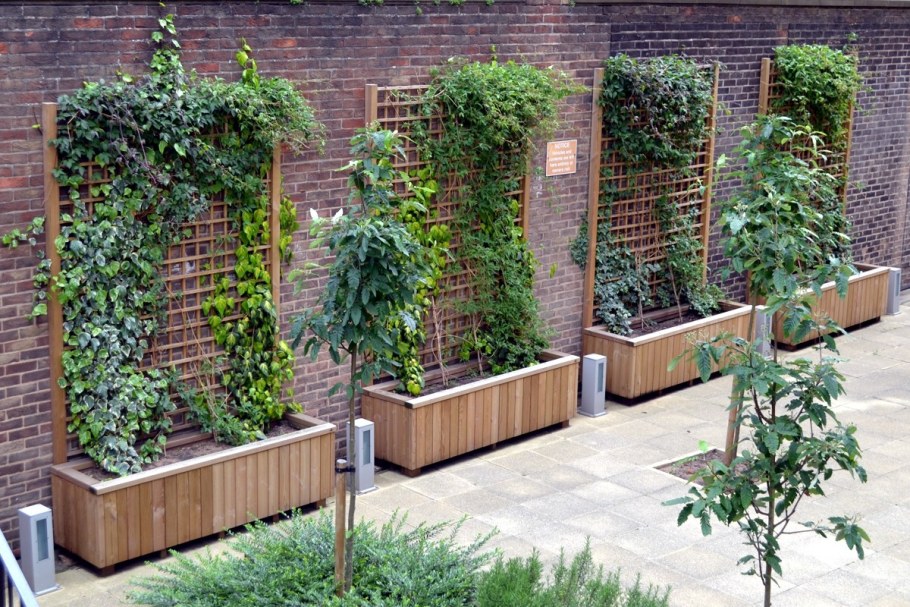 Украшение забора из сетки рабицы